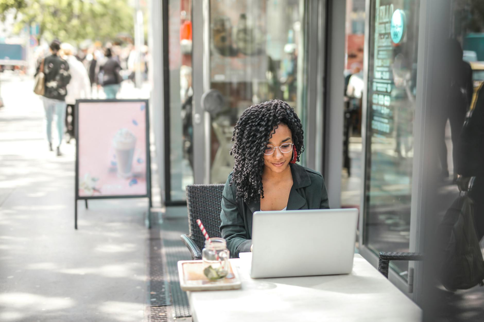 Eine Person arbeitet an einem Laptop in einem modernen Büro, umgeben von Technologie, die die Vorteile von künstlicher Intelligenz für die Büroarbeit verdeutlicht.