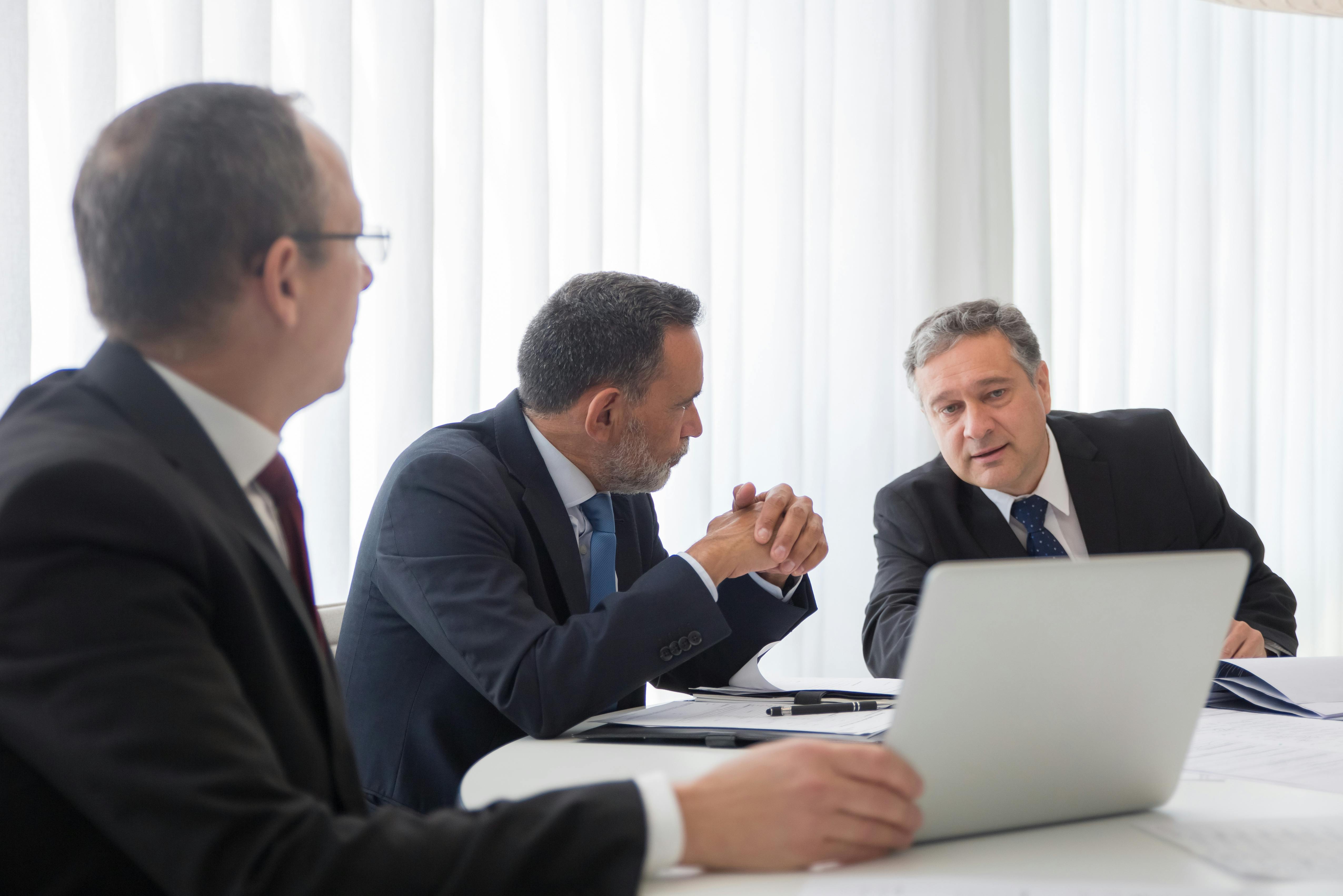 Eine Person betrachtet komplexe Datenvisualisierungen auf einem großen Bildschirm, die durch KI-gestützte Business Intelligence generiert wurden. Das Bild symbolisiert die Möglichkeiten der datenbasierten Entscheidungsfindung.