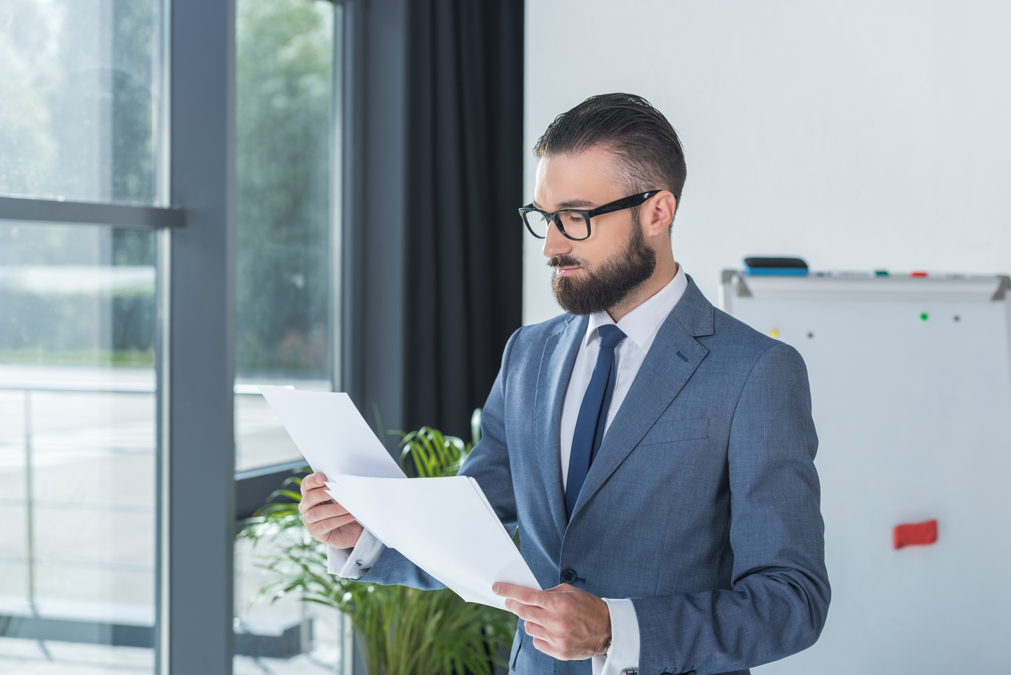 Ein Datenanalyst arbeitet an einem Computer und analysiert komplexe Datensätze.