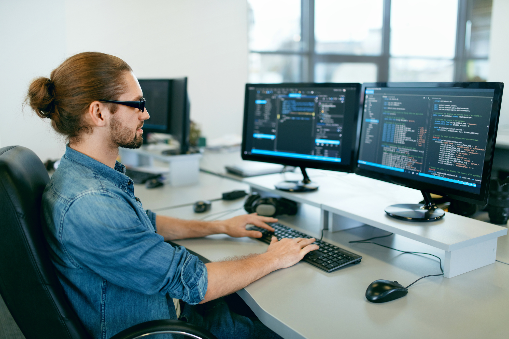 Eine Person schreibt mit Hilfe von LLMs Texte am Computer.